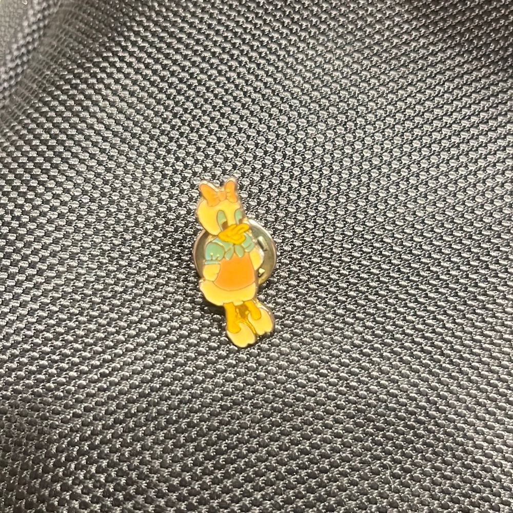 80’s vintage Daisy pin
